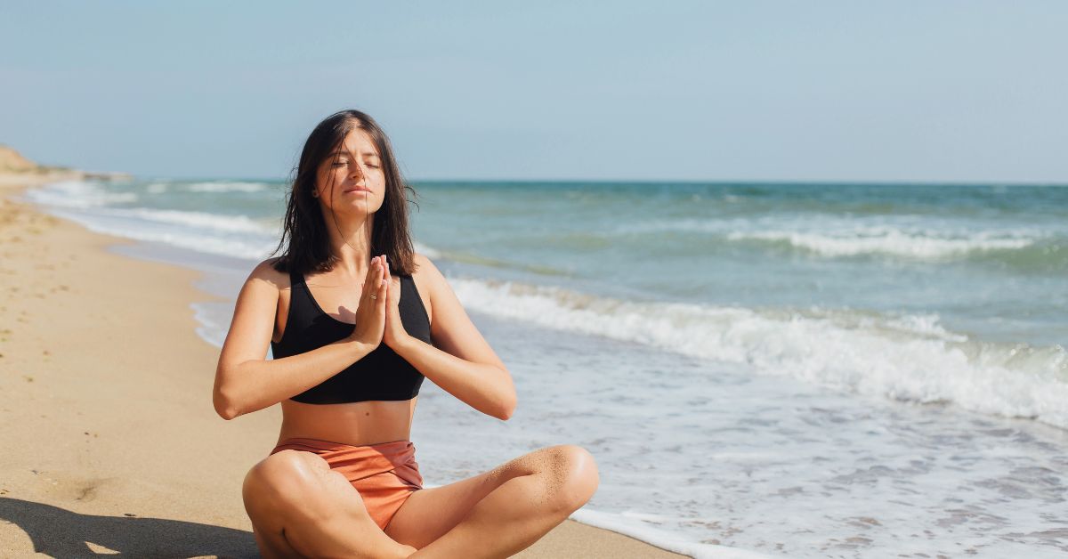 Mujer practicando técnicas para cuidarte emocionalmente y mentalmente